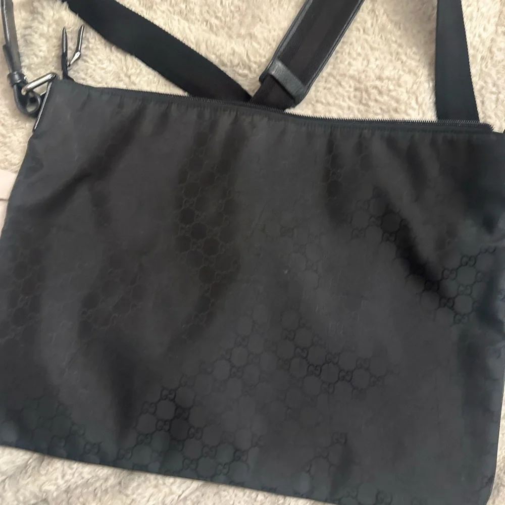 Gucci Black GG Canvas Messenger Laptop Bag – Authentic – Like New